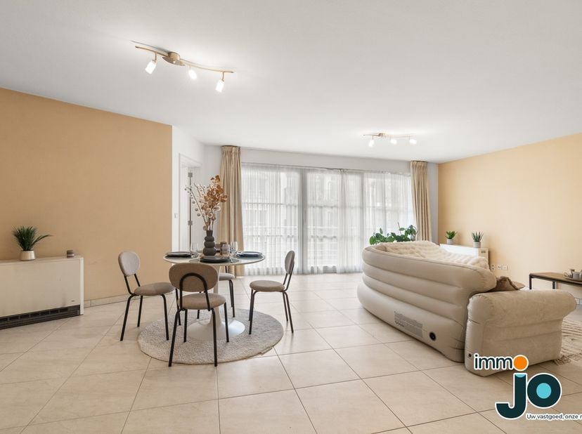 Dans cette résidence récente, vous trouverez au premier étage cet appartement prêt à emménager. Avec un immense espace de vie, deux chambres à part en