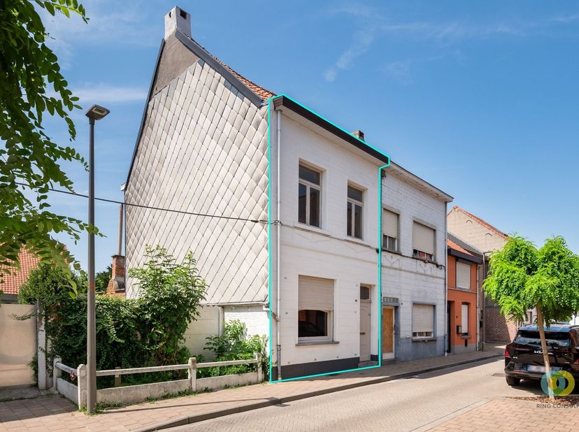Ontdek deze te renoveren woning in Peutie, rustig gelegen in een aangename straat met een vlotte verbinding naar de belangrijkste invalswegen. Deze ei