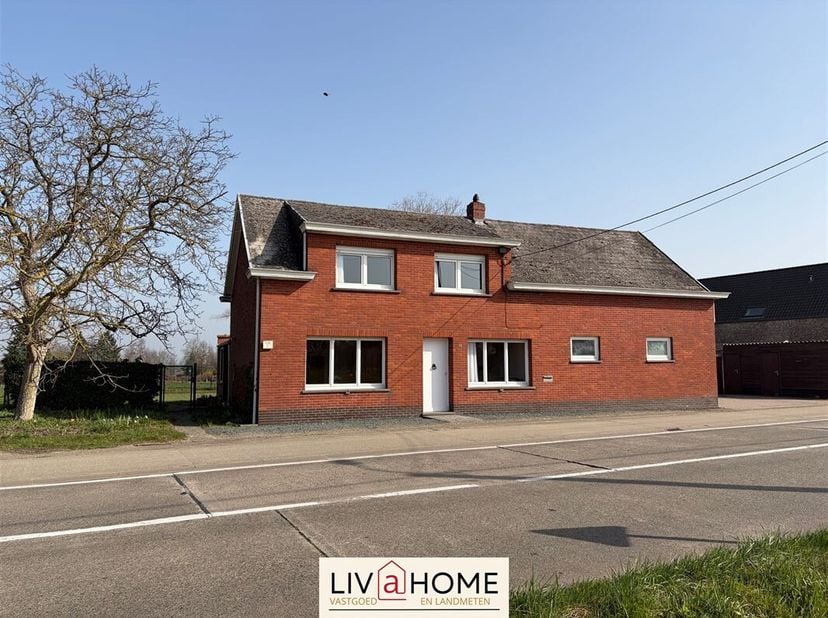 Te renoveren woning met veel mogelijkheden in Putte!<br />
Bent u op zoek naar een te renoveren woning met een weids landelijk uitzicht en een vlotte
