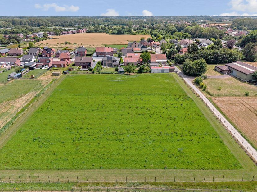 Op een rustige locatie tussen Wellen en Alken bevindt zich deze ruime en perfect onderhouden villa, gelegen op een uitzonderlijk perceel van ca. 1 hec