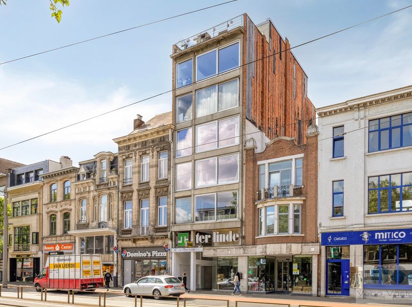 Op een uitstekende locatie in het centrum van Mortsel bevindt zich dit volledig gerenoveerde appartement met twee slaapkamers. Het appartement werd tu