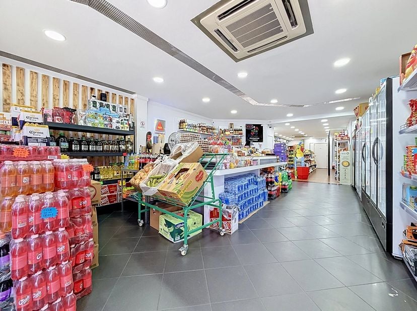 ANDERLECHT - REF: 87213504 - GROTE WINKEL VAN +-330 M² MET RUIME KELDER EN GROOT EXPLOITATIEPOTENTIEEL !!<br />
Wij bieden u dit prachtige winkelpand