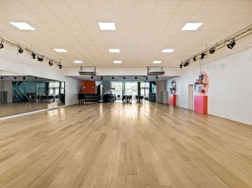 Voormalige dansschool / bioscoop (495m²) in centrum Herentals<br />
<br />
Dit handelshuis is zeer gunstig gelegen in het centrum van Herentals, op