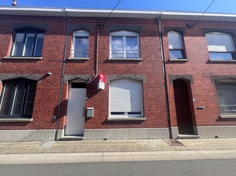 Indeling van de woning Gelijkvloers: inkomhal, ruime woonkamer met ingebouwde cassettehaard (nieuw van 2022), volledig uitgeruste keuken met ontbijtho