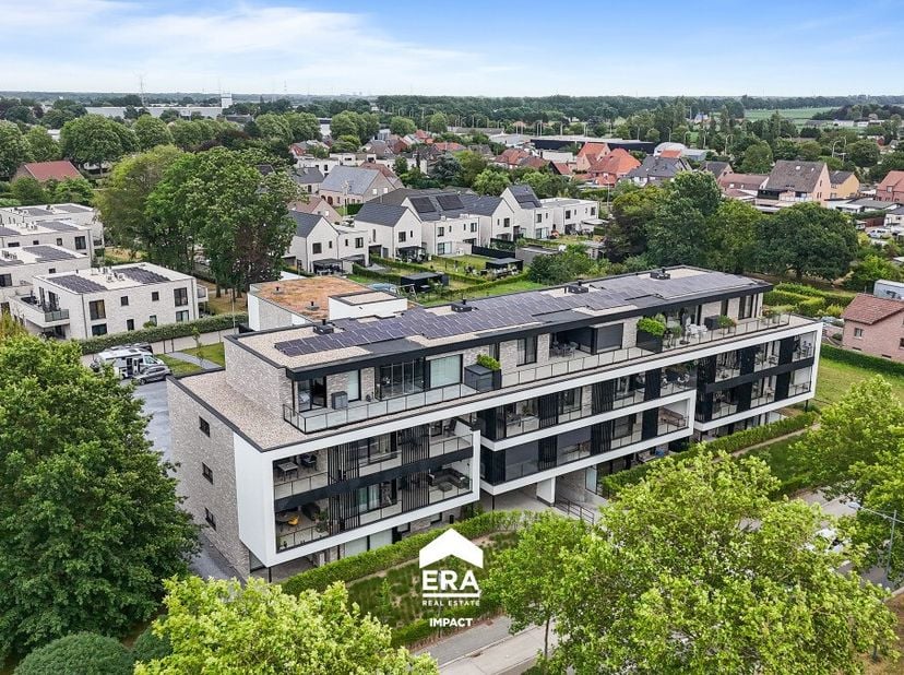 Ontdek dit prachtig instapklare gelijkvloerse nieuwbouwappartement (bouwjaar 2023) op een uitstekende ligging in Bree. Dankzij de volledige indeling o