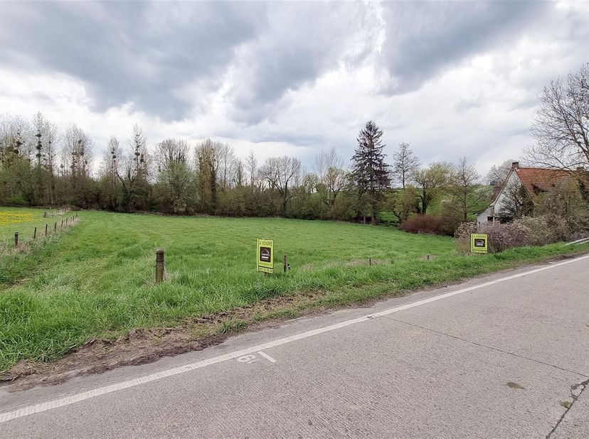 Terrain à bâtir de 23 ares 33 centiares. LOT 2 sur plan. <br />
<br />
Proposant 21 mètres de façade.<br />
<br />
Situé en zone à bâtir à caractè