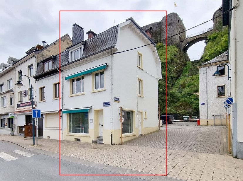 Gebouw met handelspand op gelijkvloers en privaat gedeelte op de verdiepingen, ligt langs de Semois, aan de voet van het kasteel van Bouillon. <br />
