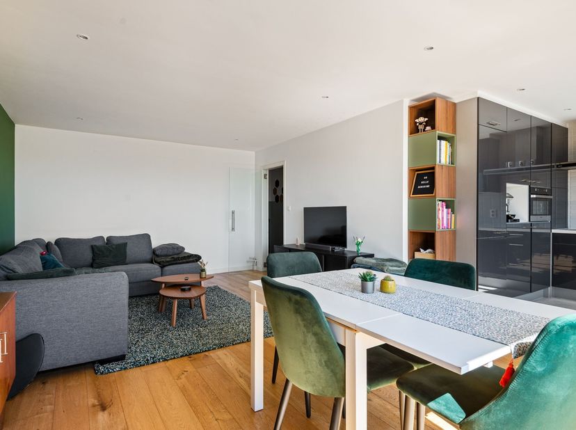 # Vernieuwd dakappartement met 2 slaapkamers en terras!<br />
<br />
Op zoek naar een ruim en verzorgd appartement op een gunstige locatie in Merkse