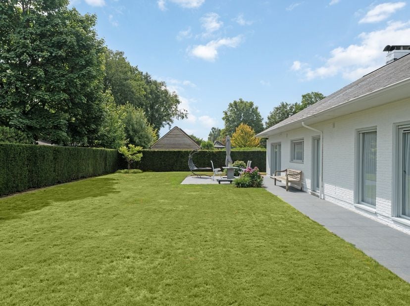 Deze eigendom is zeer verzorgd en is gelegen op een fraai aangelegd perceel. De woning is perfect geschikt voor levenslang wonen, met extra mogelijkhe