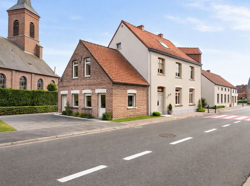Immeuble de rapport comprenant un local commercial et deux appartements à proximité du Mont-de-l'Enclus Kluisberg.<br />
 Bénéficiant dun emplacement