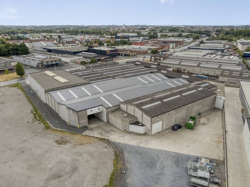 Divers entrepôts à louer dans la zone industrielle de Kuurne d'une superficie de 500 m² à 4 000 m². <br />
<br />
Spécifications : <br />
- Sol en bét