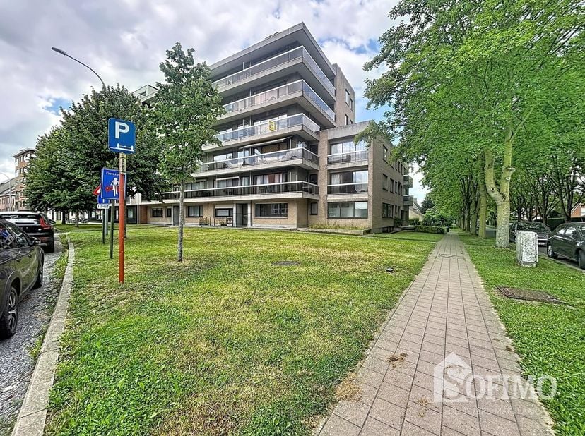 Lichtrijk hoekappartement met ruime terrassen en prachtig uitzicht over de torens van Ieper<br />
<br />
Verzorgd 2-slaapkamerappartement op de derd