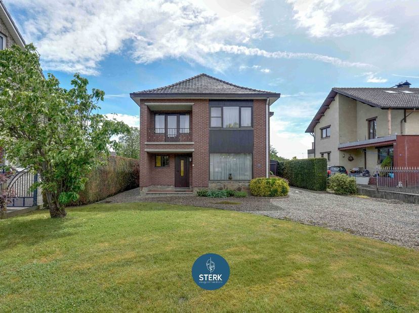OP TE KNAPPEN GEZINSWONING OP EEN RUIM PERCEEL VAN 15A 31CA TE REKEM !<br />
We vinden deze open bebouwing met een bewoonbare oppervlakte van 185 m² t