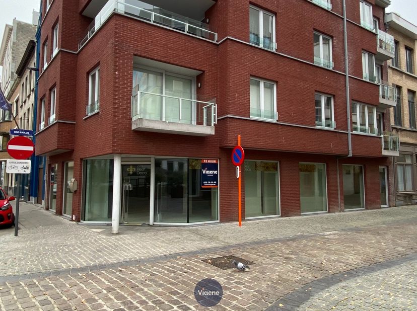 Handelsgelijkvloers 134 m² gelegen in een recente Residentie - opvallend hoekpand met veel passage - gelegen nabij het station, de Petrus-en Paulusker