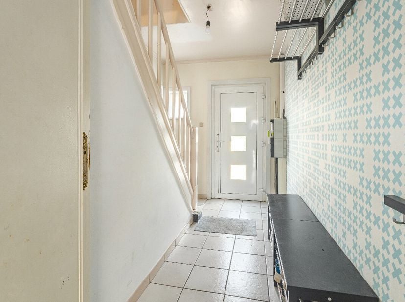 Te koop: Toffe gezinswoning in een residentiële buurt van Waregem, vlak bij het centrum van Nieuwenhove. Deze woning onderging al tal van renovaties w