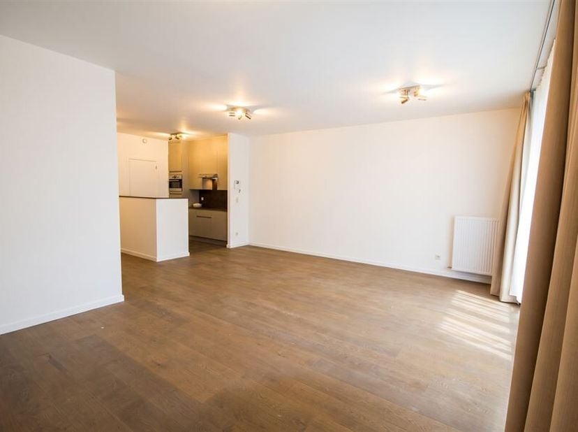 Description : très agréable appartement  meublé situé au premier étage d'un immeuble récent en plein centre de Bruxelles, dans le quartier des Quais.