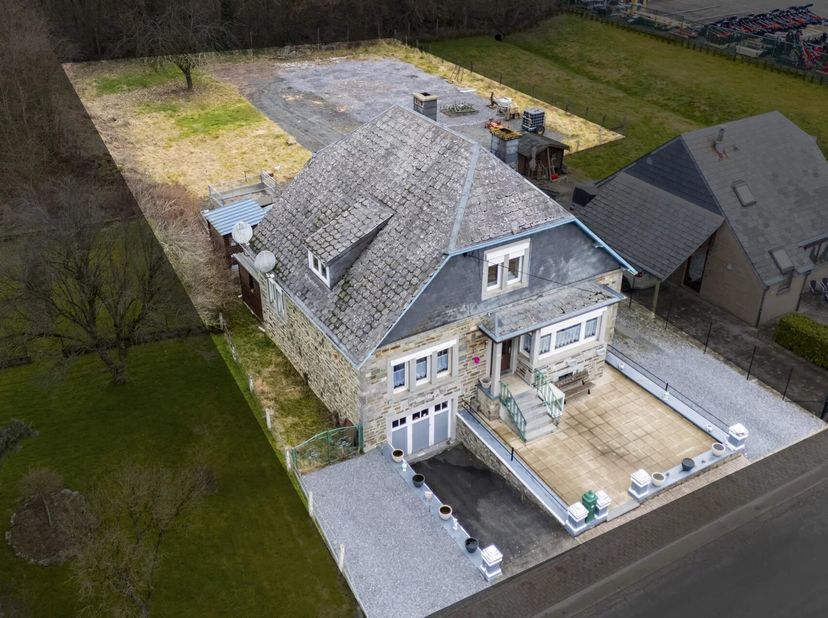 Renseignements au 0478/62.24.52 - B. Jacquemin (IPI 515531). EBIMMO vous propose à la vente cette maison en pierre située à Libin, à proximité de la E