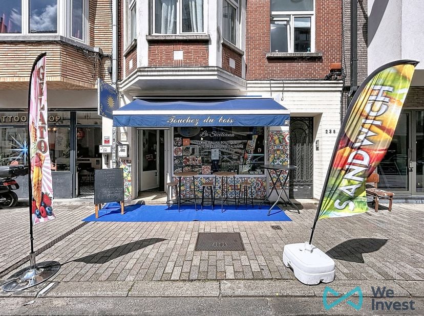 Rez-de-chaussée commercial bénéficiant d'une excellente configuration et d'une belle visibilité, actuellement loué à un traiteur et épicerie italienne