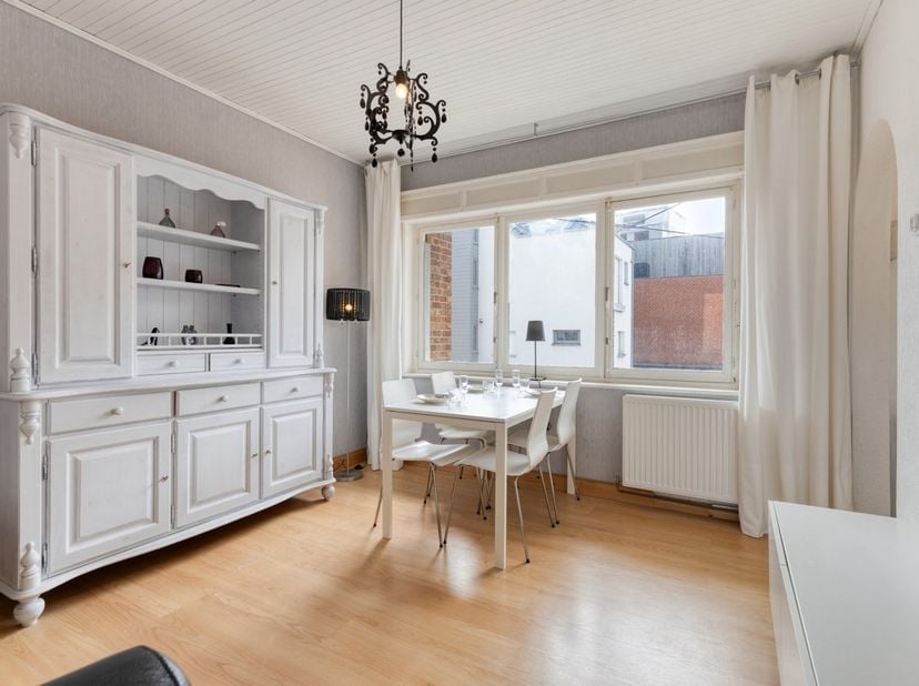 Gezellig appartement in een rustige straat nabij het centrum van Koksijde. Het beschikt over één slaapkamer, een aparte wc, badkamer, praktische keuke