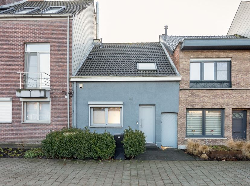 TE RENOVEREN RIJWONING -<br />
<br />
Met diepe tuin.<br />
In het centrum van Stabroek. <br />
Gelegen dicht bij scholen, winkels, snelweg, openbaar
