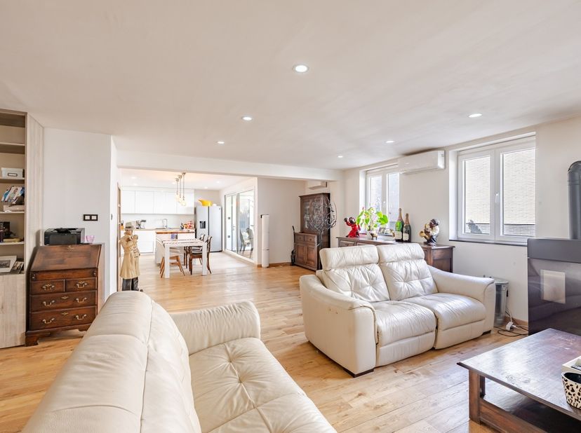 Ontdek dit uitzonderlijke loft-appartement op de voormalige Safir-site, waar ruimte, comfort en een centrale ligging perfect samenkomen. Gelegen op he