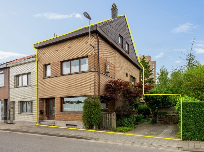 Ontdek deze uitzonderlijke halfopen woning in een sfeervolle, rustige straat in het gewilde Hoboken. Met meer dan 220 m² bewoonbare oppervlakte op een