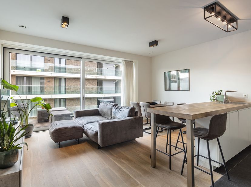 Découvrez cet appartement prêt à emménager, aux finitions de qualité, situé dans une réalisation récente, au calme le long d’un chemin piéton et jouxt