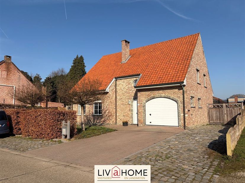 Rustig gelegen woning met ruime tuin in Hulshout<br />
Bij het betreden van de woning komt u in een lichtrijke en royale inkomhal, die toegang biedt t