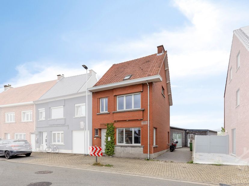 Deze ruime, gerenoveerde woning bevindt zich in het gezellige Herdersem, op een steenworp van Aalst.<br />
Op de gelijkvloerse verdieping worden authe