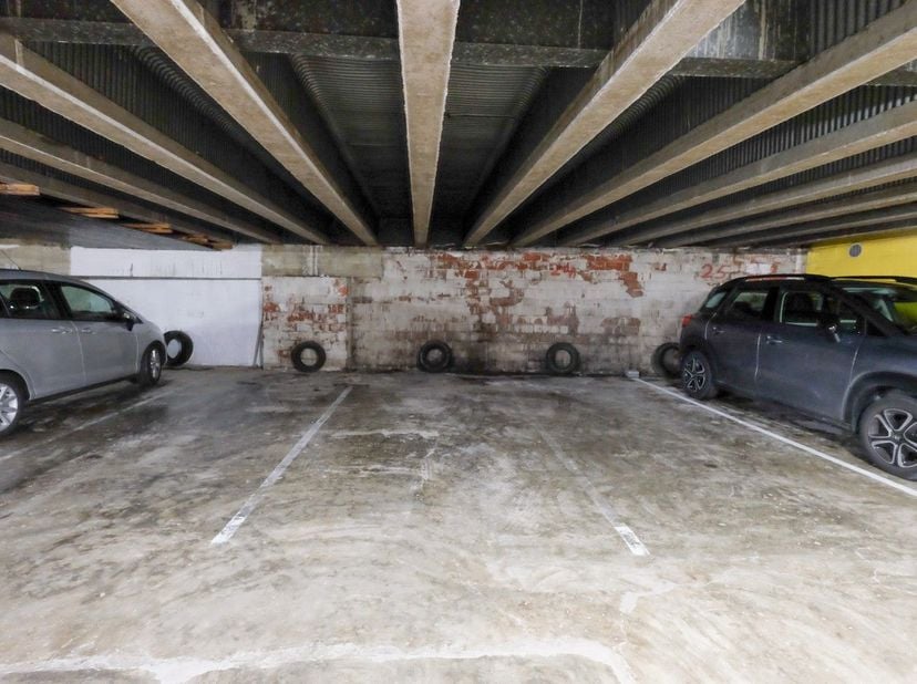 Ruime ondergrondse autostaanplaats op wandelafstand van het centrum te huur.<br />
Hoofdingang is afgesloten met een sectionale poort. <br />
<br />
H