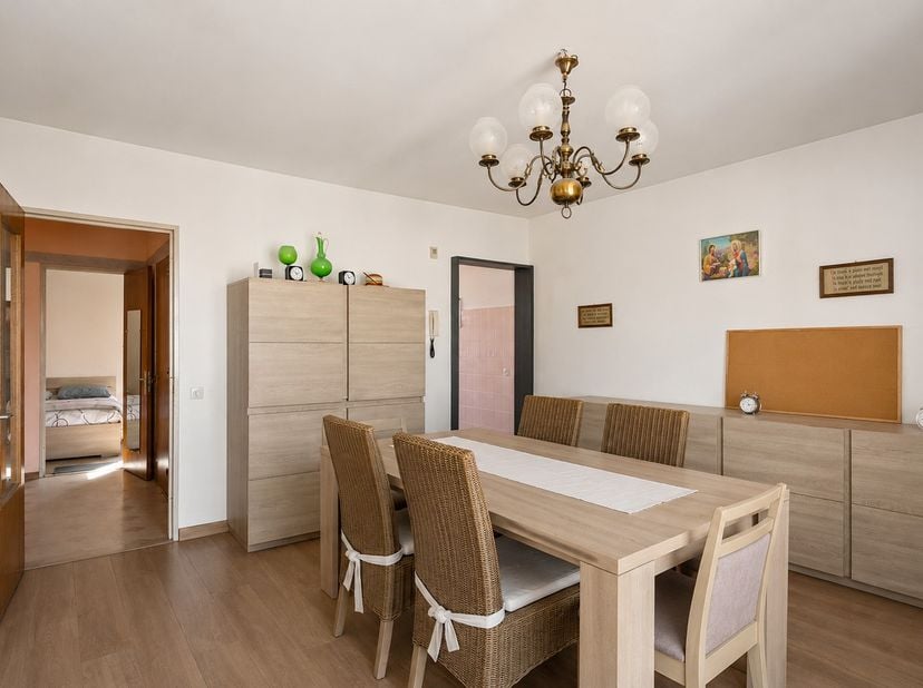 Op zoek naar een lichtrijk appartement op een rustige locatie in Deurne? Dit appartement bevindt zich op de tweede verdieping van een kleinschalig geb