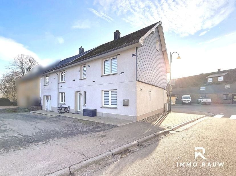 Cette maison bien entretenue à trois façades située à Elsenborn séduit par son emplacement central, ses pièces spacieuses et ses nombreuses possibilit