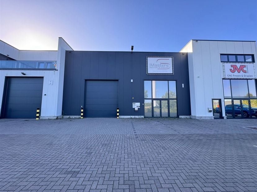 Bedrijfspand te huur 950 m² in Bilzen<br />
Dit ruime bedrijfspand van 950 m² is gelegen in een goed bereikbaar bedrijvenpark in Bilzen. Het pand com