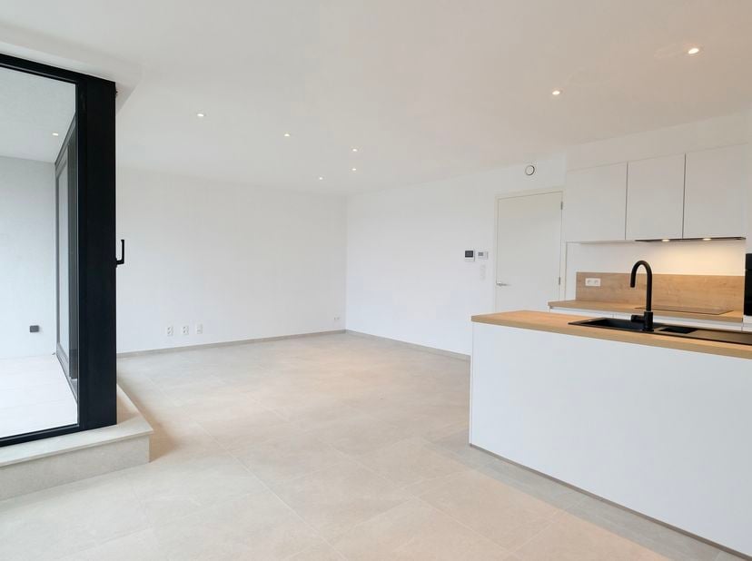 Dit appartement bevindt zich op de eerste verdieping van Residentie Papillon. Het pand situeert zich in het centrum van Sint-Niklaas, in de nabijheid