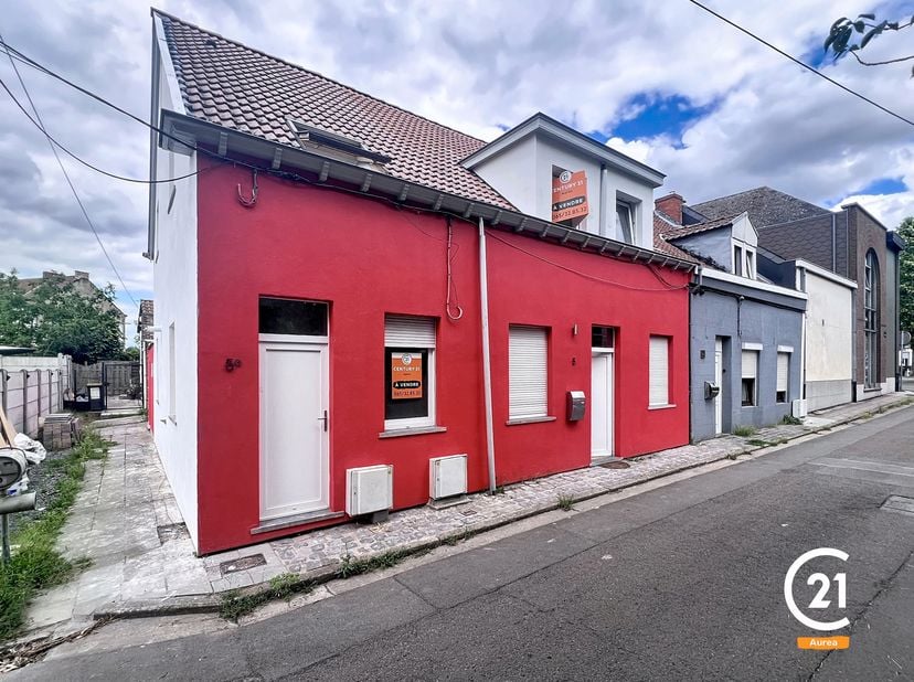 Situé au Centre de Nimy, proche de tous commerces, accès autoroute et Université, immeuble partiellement rénové comprenant 2 appartements avec entrées