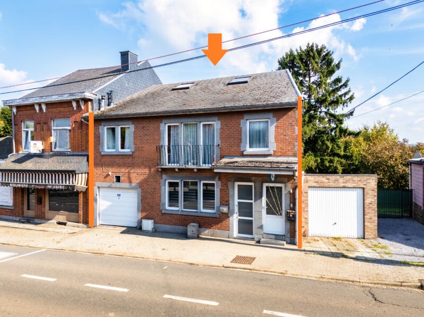 Spacieux immeuble de rapport (+/- 327m² d'après PEB) comprenant 2 appartements (chacun avec R.C. distinct), un garage et 2 terrasses idéalement situé