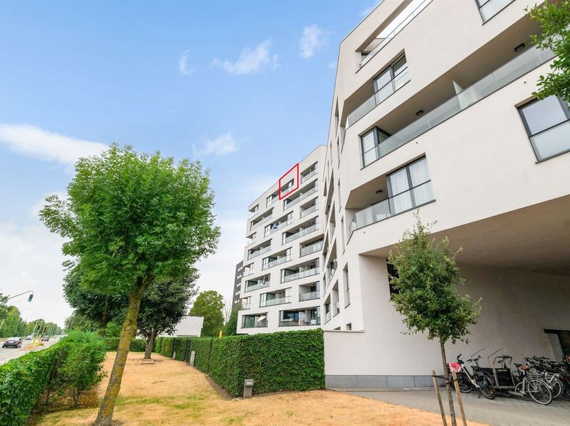 Op zoek naar een instapklaar dakappartement met huurrendement op een toplocatie? <br />
Dit prachtige appartement bevindt zich op de bovenste verdiepi