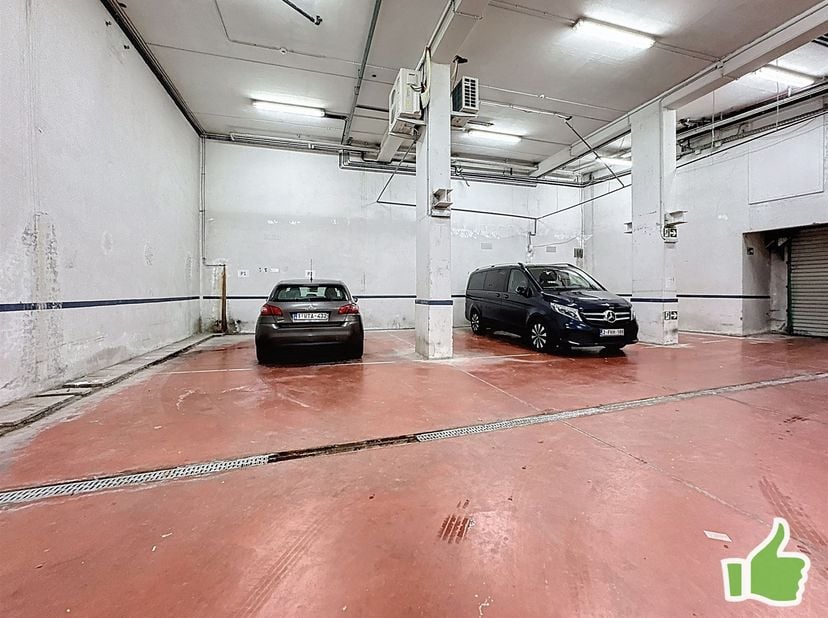 Places de parking privatives et sécurisées en plein centre ville de Mouscron.<br />
<br />
Situées rue de Bruxelles dans une résidence à appartement
