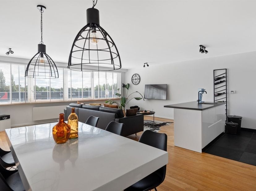ligging: Dit appartement ligt op een centrale locatie, dichtbij belangrijke invalswegen, scholen, recreatiemogelijkheden en winkels. Het biedt de idea