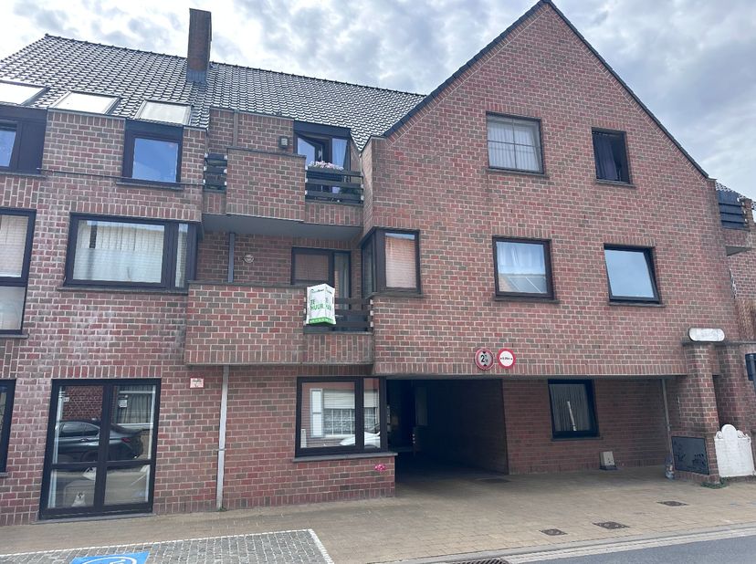 Dit ruim appartement is gelegen in het centrum van Koekelare en bestaat uit: inkomhal - toilet - vestiaire - living - terras - eetkeuken - ruime bergi