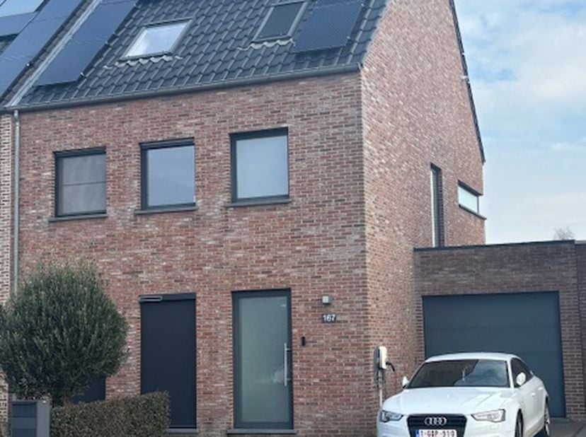 Ruime perfect onderhouden gezinswoning met vier slaapkamers, waar ruimte comfort  en sfeer samenkomen.<br />
<br />
Voor meer info en foto's kijk <br