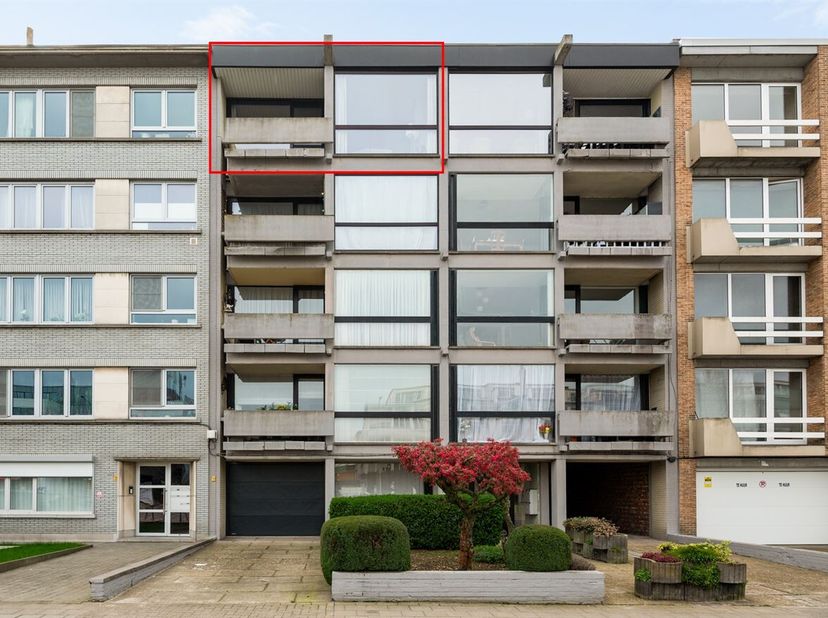 Appartement avec 2 chambres, terrasse et garage box<br />
Cet appartement au 4ème étage avec ascenseur est idéalement situé sur la Bisschoppenhoflaan