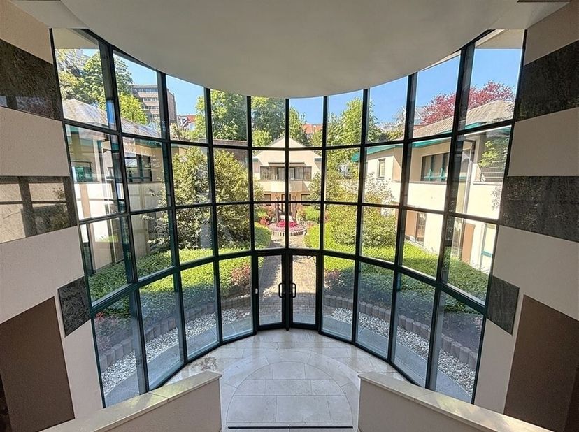 Ixelles, situation exceptionnelle à proximité des Etangs et de l'avenue Louise : lumineux  bureau de 70 m² en excellent état et donnant sur un jardin