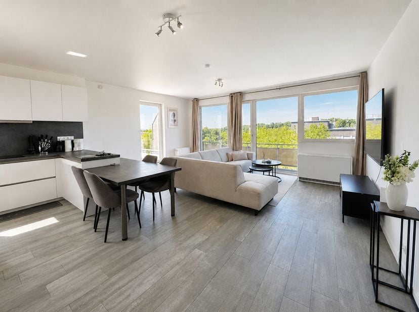 Intrekklaar appartement met een zeer ruim terras ( +/- 9 x 4m) met prachtig uitzicht op het groene stadspark. Totaal gerenoveerd in 2018 (nieuwe keuke