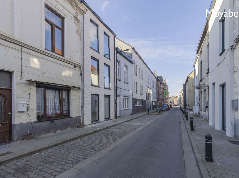 Deze moderne, bijna-energieneutrale nieuwbouwwoning met E-peil 15 is ideaal voor co-housing en bevindt zich op een toplocatie in Gent, vlak bij de Vri
