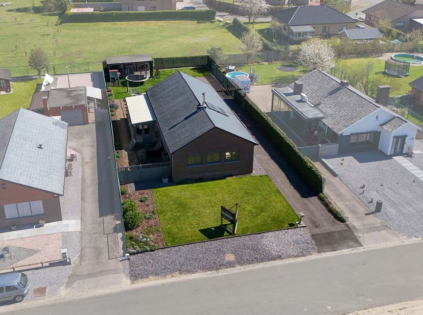Ruime gelijkvloerse woning met 3 slaapkamers gelegen op een zonovergoten perceel van 7a72ca<br />
<br />
Omgeving:<br />
+ Dankzij de nabijheid van