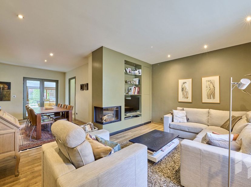 Centraal gelegen woning (185 m²) met 4 slaapkamers, een veranda en inpandige garage op een fraai aangelegd perceel van 1010 m².<br />
INDELING:<br />