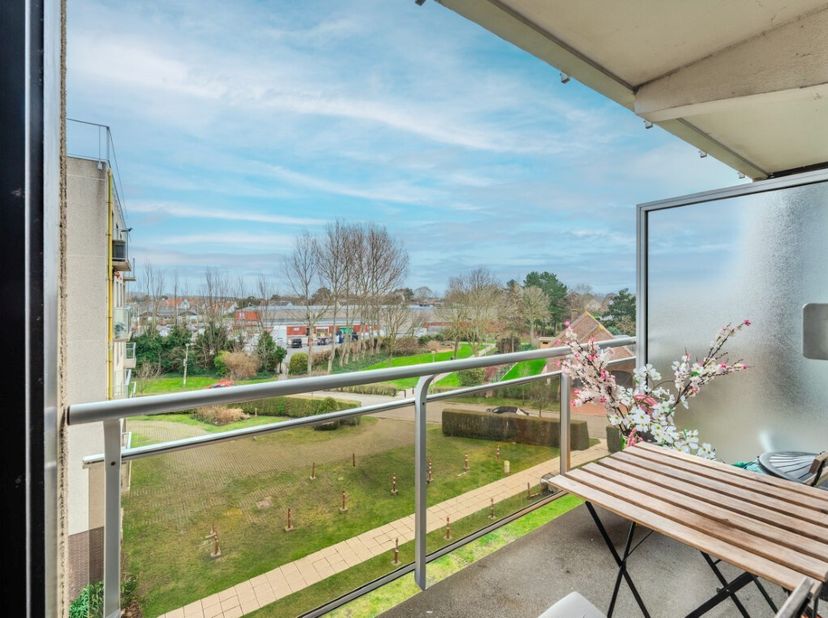 Welkom in deze vernieuwde en praktisch ingedeelde studio te Blankenberge. Bij het binnenkomen worden we ontvangen in de compacte inkomhal met vestiair