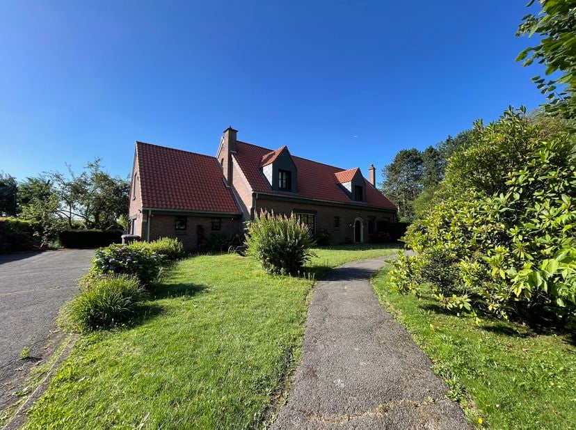 STERREBEEK, vlak bij de internationale school en de Duitse school. Mooie VILLA van 300 m² (5 slaapkamers/3 badkamers) met een adembenemend uitzicht op