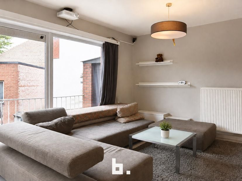 Dit op te frissen en te renoveren appartement met 2 slaapkamers is gelegen op het eerste verdiep van een rustig en kleinschalig gebouw zonder lift. He